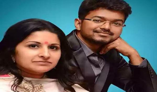  Vijay and Sangeeta and sangita are real cople of south indian film.